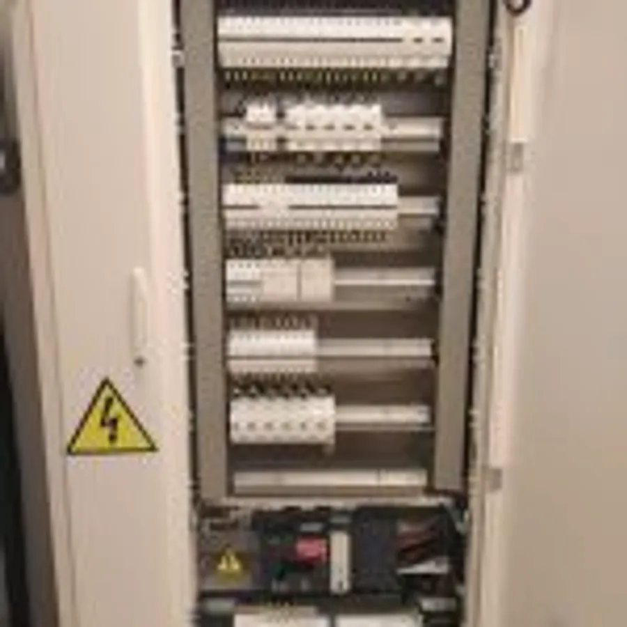 Promaster Elektrik saha çalışması — yüksek gerilim